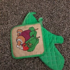 NWOT - Oven Mitt & Matching Pot Holder - Green